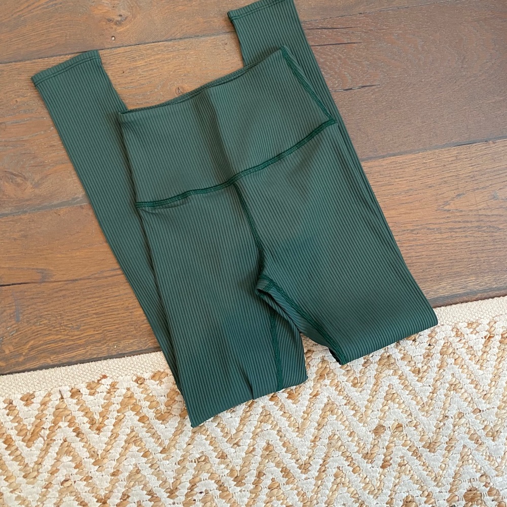 Evergreen green leggings. Carbon38